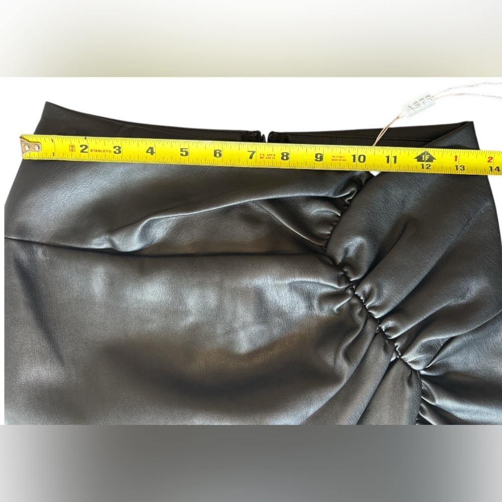 ASTR Faux Leather Black Mini Skirt Size Small - Picture 4 of 11